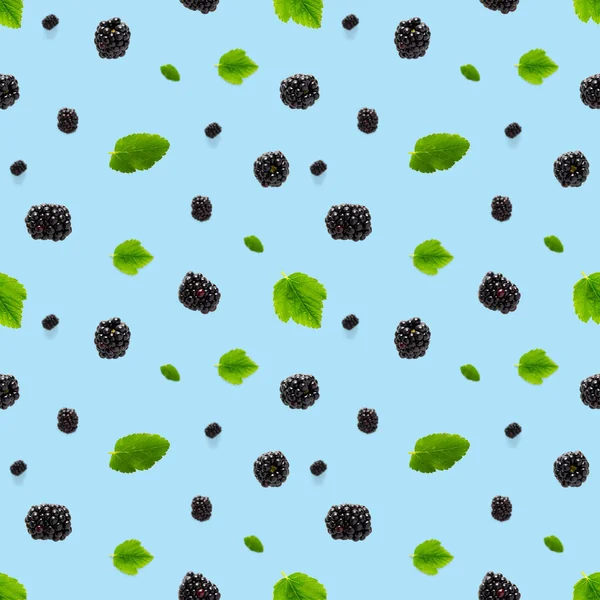 落下小片シームレスなパターン 新鮮な落下ブラックベリーシームレスパターン 青い背景に隔離された新鮮な野生の果実を持つ正方形のパターン 平置き — ストック写真
