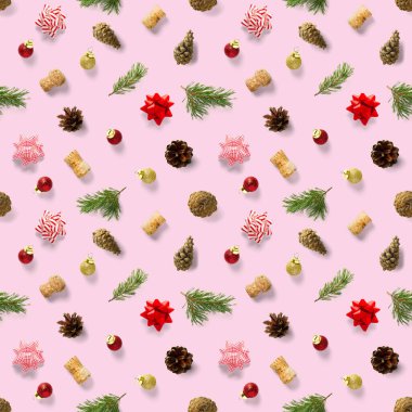 Pembe arka planda yeni yıl süslemeleri olan kusursuz, düzenli, yaratıcı bir Noel deseni. Noel süslemelerinden yapılmış Xmas Modern Kusursuz desen. Kumaş, baskılar, duvar kağıtları, afişler veya yaratıcı tasarım çalışmaları için fotoğraf kalitesi deseni.