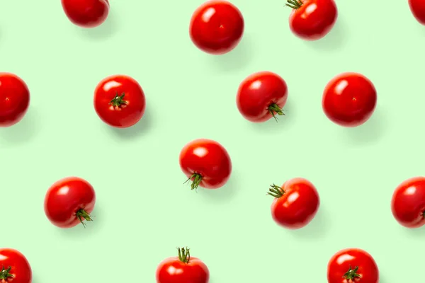 Kreatywne Tło Czerwonych Pomidorów Abstrakcyjne Tło Izolowanych Dojrzałych Pomidorów Zielonym — Zdjęcie stockowe