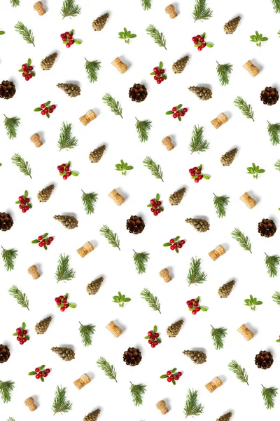 Kerstachtergrond met dennenappel, wijnkurk, dennentwijg en lingonberry. Kerstmis achtergrond op witte achtergrond. — Stockfoto