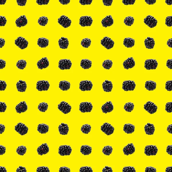 마법없는 바다 패턴이야. 신선 한 블랙베리 솔기없는 패턴이야. 노란 배경에 신선 한 야생 딸기를 분리 해 놓은 무늬. — 스톡 사진
