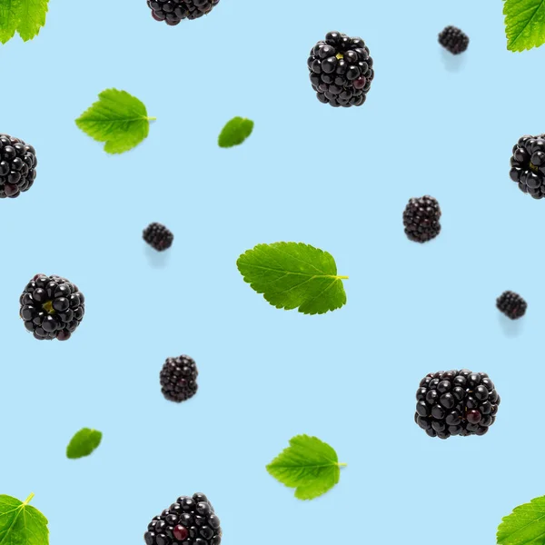 落下小片シームレスなパターン 新鮮な落下ブラックベリーシームレスパターン 青い背景に隔離された新鮮な野生の果実を持つ正方形のパターン 平置き — ストック写真