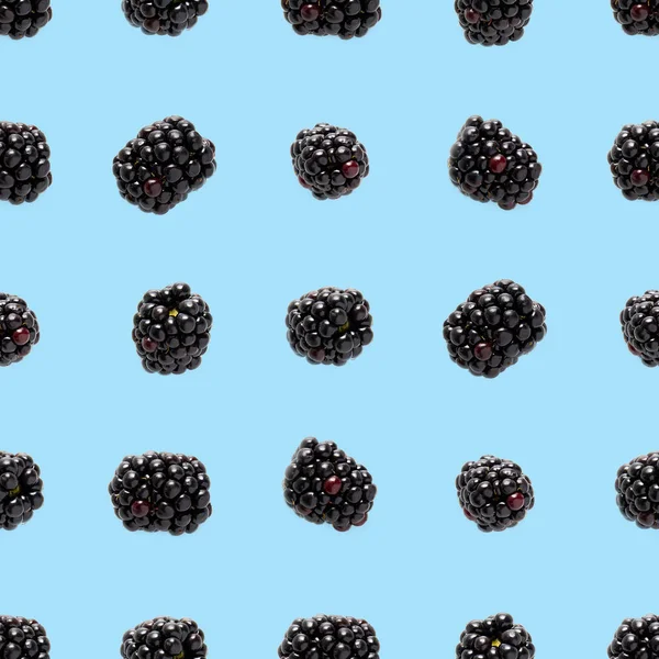 ブレンブルシームレスパターン 新鮮なブラックベリーシームレスパターン 青い背景に隔離された新鮮な野生の果実を持つ正方形のパターン 平置き — ストック写真