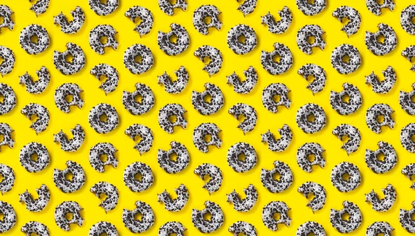 Pączki Żółtym Tle Widok Góry Płaskie Ułożenie Pysznych Pączków Czekoladowych — Zdjęcie stockowe