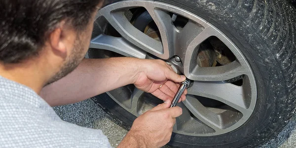 Tekerlek Değiştiren Adam Lastik Değiştirici Patlak Araba Lastiğini Değiştiriyor Tamirci — Stok fotoğraf