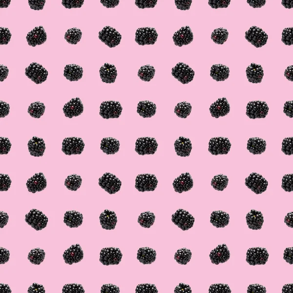 ブレンブルシームレスパターン 新鮮なブラックベリーシームレスパターン ピンクの背景に孤立した新鮮な野生の果実を持つ正方形のパターン 平置き — ストック写真
