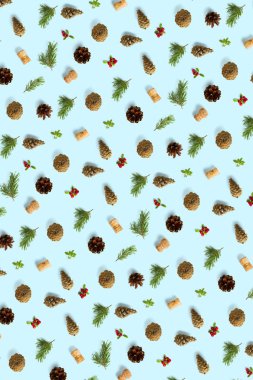 Çam kozalağı, şarap mantarı, çam dalı ve yaban mersinli Noel arkaplanı. Mavi arkaplanda Noel arkaplanı