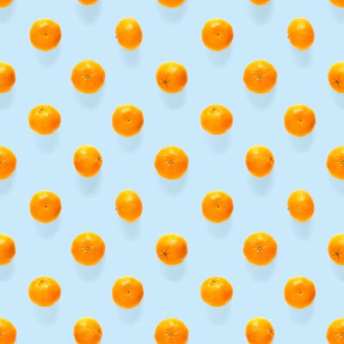 Taze mandalina deseni. Olgun meyve mandalinası, dikişsiz desen. Taze narenciye mavi arka planda izole edilmiş. Clementine 'ın yatağı. Mandalina modern tropikal arkaplan.