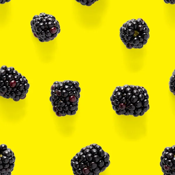 无缝线花纹 新鲜的黑莓无缝图案 方形图案 新鲜的野生浆果在黄色背景上被分离出来 — 图库照片