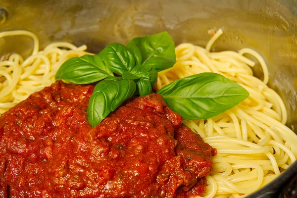 Cottura Della Pasta Bolognese Casa Aggiungere Salsa Bolognese Sugli Spaghetti — Foto Stock