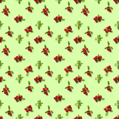 Lingonberry 'nin yeşil arka planda pürüzsüz deseni var. Tekstil, kumaş, baskı ya da posterler için dikişsiz desen olarak yapraklı taze inek üzümü ya da kızılcık.