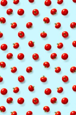 Kırmızı domateslerin yaratıcı arka planı. Soyut arkaplan. Mavi arkaplanda izole edilmiş olgun domates deseni var. düz yat