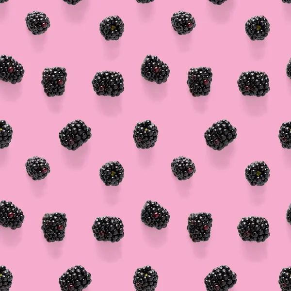 마법없는 패턴이야 블랙베리 솔기없는 패턴이야 분홍색 배경에 딸기가 자라는 사각형 — 스톡 사진