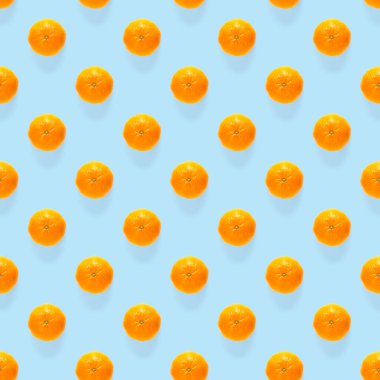 Taze mandalina deseni. Olgun meyve mandalinası, dikişsiz desen. Taze narenciye mavi arka planda izole edilmiş. Clementine 'ın yatağı. Mandalina modern tropikal arkaplan.