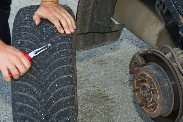 Skruva Bildäck Mekaniker Reparera Ett Däck Punktering Från Spik Eller — Stockfoto