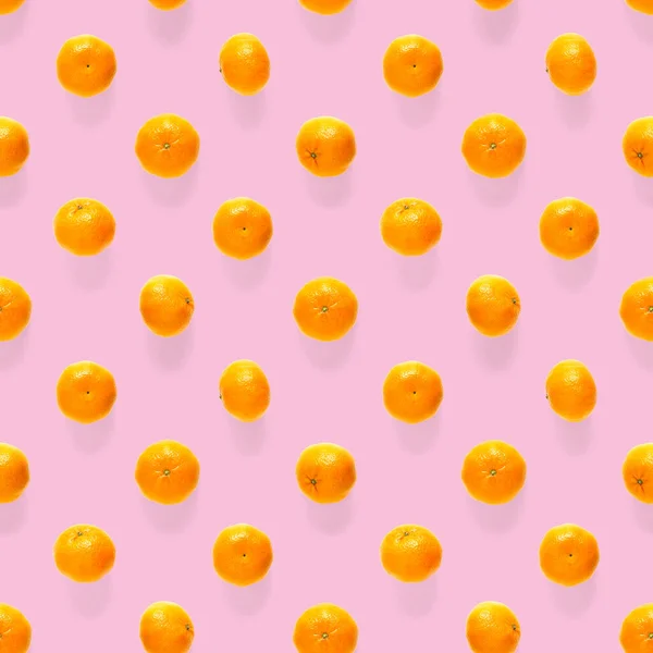新鮮なみかんのパターン 熟した果実はシームレスなパターンを接線します ピンクの背景パターンに単離された新鮮な柑橘類 クレメンタインのフラットレイアウト まんだらけ通販 現代の熱帯シームレスな背景 — ストック写真