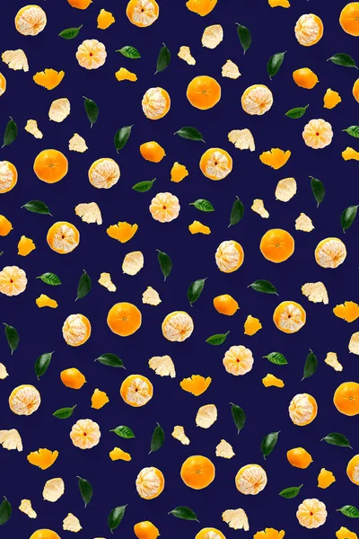 用叶子分离的柑橘类柑橘的背景 整个橘子或柑橘类水果在蓝色背景下被分离出来 曼达林橙背景而非图案 — 图库照片