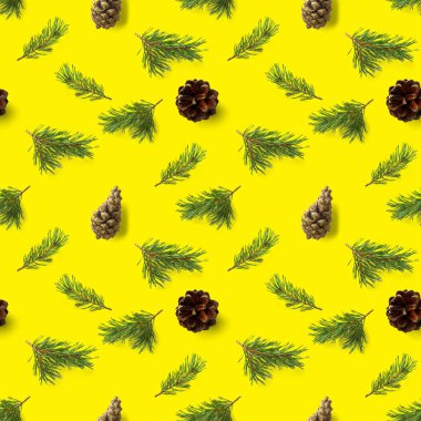 Çam kozalaklarından, çam ağacından, sarı arka planda iğneler. Modern çam kozalağı Noel kolajı. Çam kozalaklarından yapılmış kağıt, kumaş, duvar kağıdı veya arkaplan baskısı.