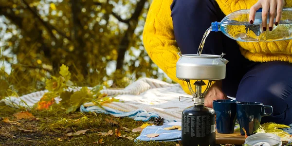 Sarı Kazaklı Genç Bir Kız Ormanda Gaz Ocağında Kahve Yapıyor — Stok fotoğraf