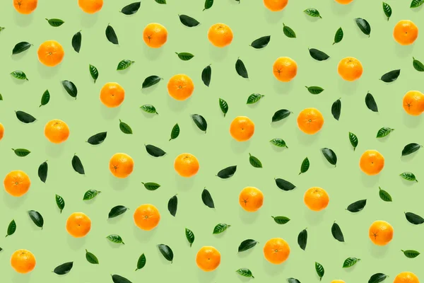 葉との隔離されたみかんの柑橘類のコレクションの背景 緑の背景に隔離されたみかんやみかんの果実全体 オレンジ色の背景ではなく — ストック写真
