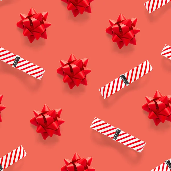 Naadloze Regelmatige Creatieve Kerst Patroon Met Nieuwjaar Decoraties Rode Achtergrond — Stockfoto