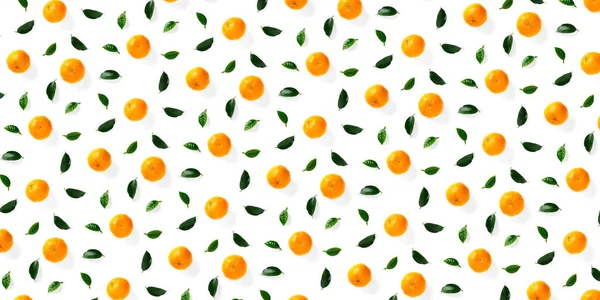 葉との隔離されたみかんの柑橘類のコレクションの背景 全体のみかんやみかんの果実は白い背景に隔離されます オレンジ色の背景ではなく — ストック写真