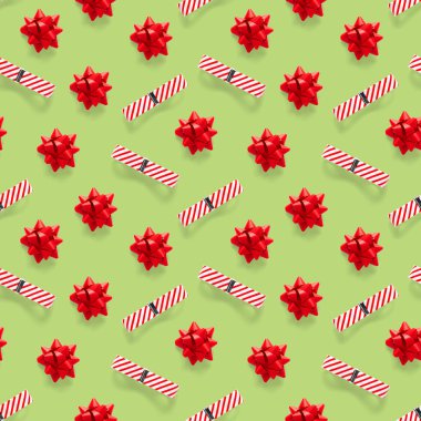 Yeşil arka planda yeni yıl süslemeleri olan kusursuz, düzenli, yaratıcı bir Noel deseni. Noel süslemelerinden yapılmış Xmas Modern Kusursuz desen. Kumaş, baskılar, duvar kağıtları, afişler veya yaratıcı tasarım çalışmaları için fotoğraf kalitesi deseni.
