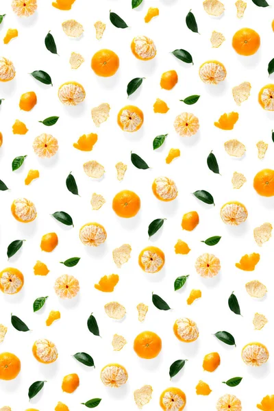 葉との隔離されたみかんの柑橘類のコレクションの背景 全体のみかんやみかんの果実は白い背景に隔離されます オレンジ色の背景ではなく — ストック写真