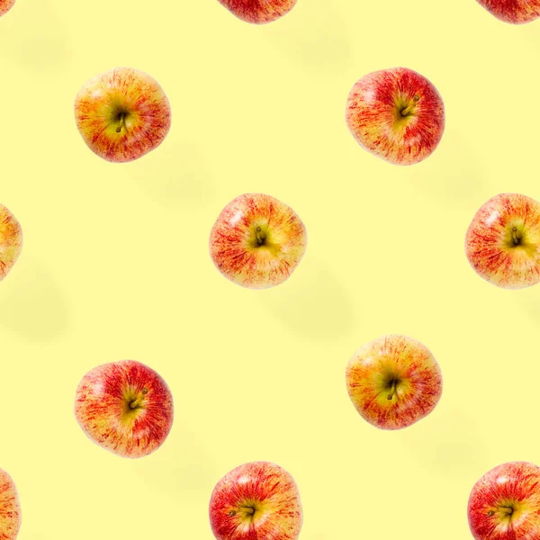 熟したリンゴとシームレスなパターン 黄色の背景にアップルのシームレスなパターン 熱帯果実の抽象的背景 — ストック写真