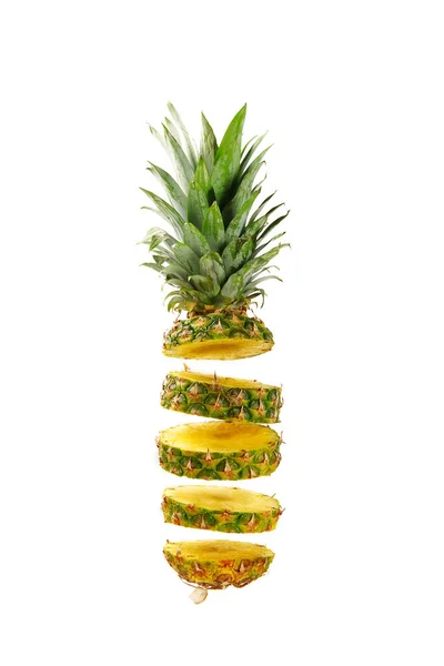 Ananas Čerstvé Ananas Ananas Nakrájený Plátky Levituje Vzduchu Tropické Ovoce — Stock fotografie