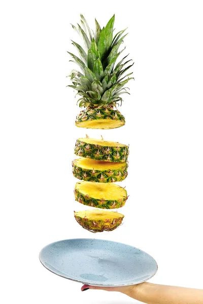 Ananas Frische Ananas Ananas Scheiben Geschnitten Schwebt Der Luft Tropische — Stockfoto