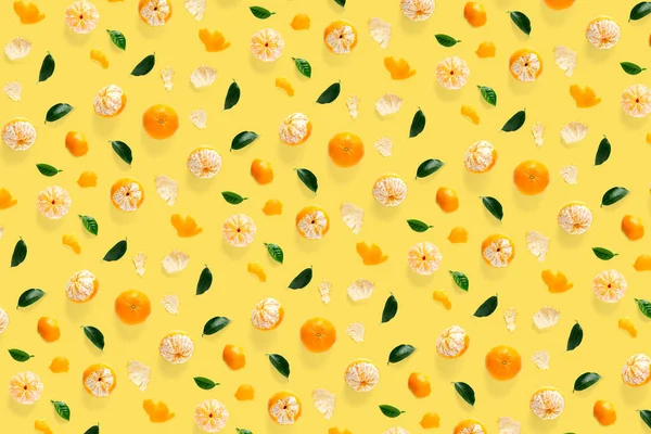 葉との隔離されたみかんの柑橘類のコレクションの背景 黄色の背景に隔離されたみかんやみかんの果実全体 オレンジ色の背景ではなく — ストック写真