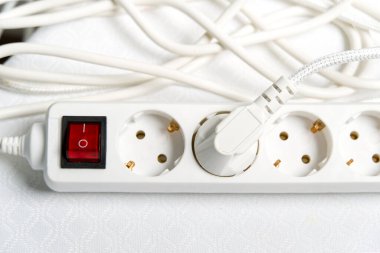 Beyaz tekstil sigortalı 220 V 'lik Avrupa ev yapımı beyaz uzatma kablosu. yakın plan
