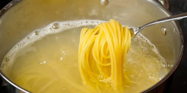 Espaguetis Pasta Hirviendo Olla Penne Rigate Pasta Cocinar Pasta Agua — Foto de Stock