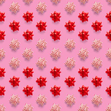 Pembe arka planda yeni yıl süslemeleri olan kusursuz, düzenli, yaratıcı bir Noel deseni. Noel süslemelerinden yapılmış Xmas Modern Kusursuz desen. Kumaş, baskılar, duvar kağıtları, afişler veya yaratıcı tasarım çalışmaları için fotoğraf kalitesi deseni.