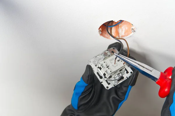 Homem Instalando Interruptor Luz Após Renovação Casa Eletricista Instalando Interruptor — Fotografia de Stock