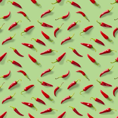 Kırmızı, kırmızı, dikişsiz biber deseni. Yeşil arka planda kırmızı biberden ya da kırmızı biberden yapılmış kusursuz desen. En az besin düzeni. Gıda arkaplanı.
