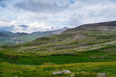 Avusturya 'daki Zell am See-Kaprun' un çarpıcı güzelliğini görün. Bereketli çayırlar ve görkemli dağlar doğa aşıkları ve seyahat meraklıları için mükemmel sakin bir atmosfer yaratır..