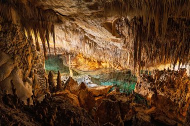 İnanılmaz sarkıtlar, dikitler ve büyüleyici bir yeraltı gölü içeren Mallorica 'daki çarpıcı Drach Mağaralarını keşfedin. Doğa aşıkları için görülmesi gereken bir yer..