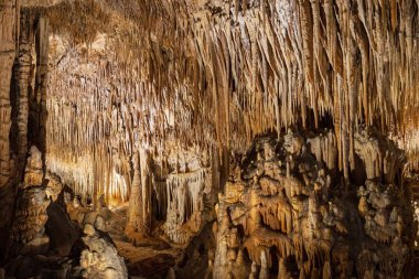 Antik sarkıt ve dikitlerin nefes kesici jeolojik oluşumlar yarattığı Mallorica 'nın çarpıcı yeraltı mağaralarını araştırın. Macera arayanlar için mükemmel bir hedef..