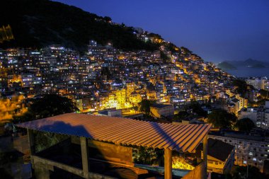 Cantagalo favela alacakaranlıkta