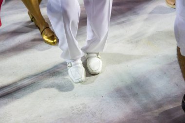 Sambista ayaklı sambando Samba caddesinde