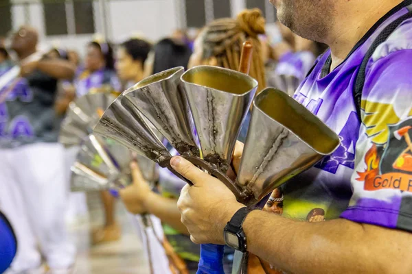 Agogo enstrüman, Marques de Sapucai, Rio de Janeiro, Brezilya ile Samba Okulu portela bileşenlerden
