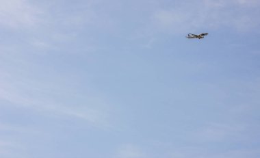 mavi bir gökyüzü ayrıntılarını