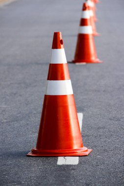 kırmızı ve beyaz tabelasını