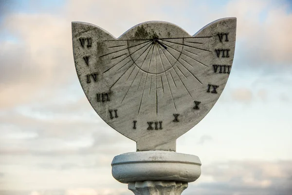 Одиночные солнечные часы — стоковое фото