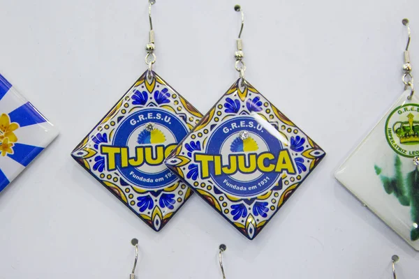 Earrings with flag of Unidos da Tijuca School, Rio de Janeiro, Brazil — Stock fotografie