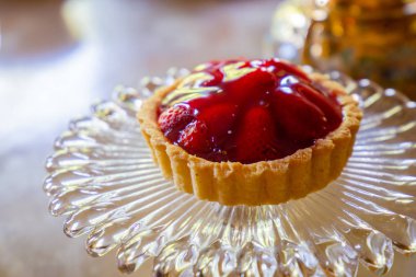 çilek pasta - düğün için ince tatlı.