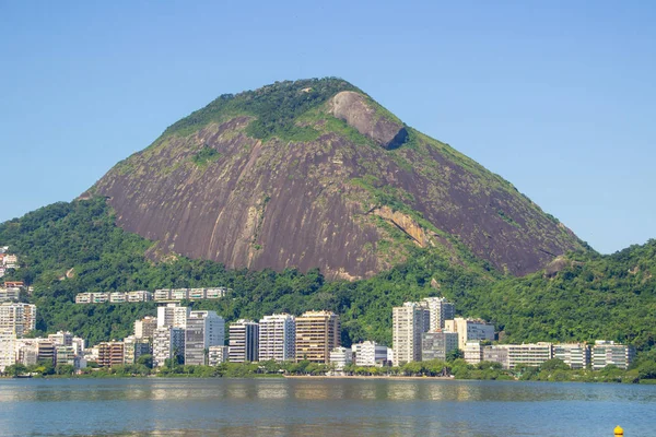 Холм коз - камень Марока - Лагоа Родриго де Фастас - Рио-де-Жанейро . — стоковое фото