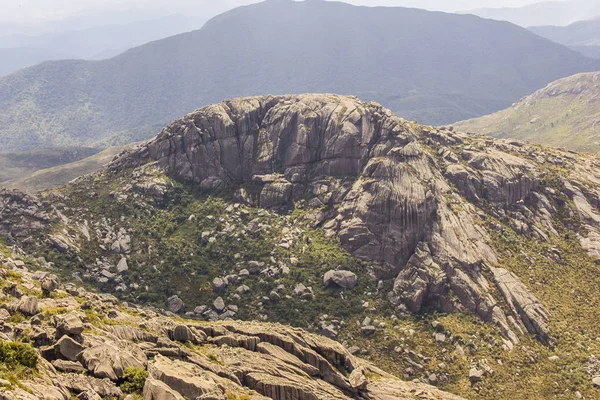 Itatiaia'nın patikalarından